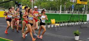 La ecuatoriana Glenda Morej&oacute;n (n&uacute;mero 527) compite por la punta con la turca Meyerm Bekmez (d), en uno de los tramos de la ruta de 10 kil&oacute;metros.   