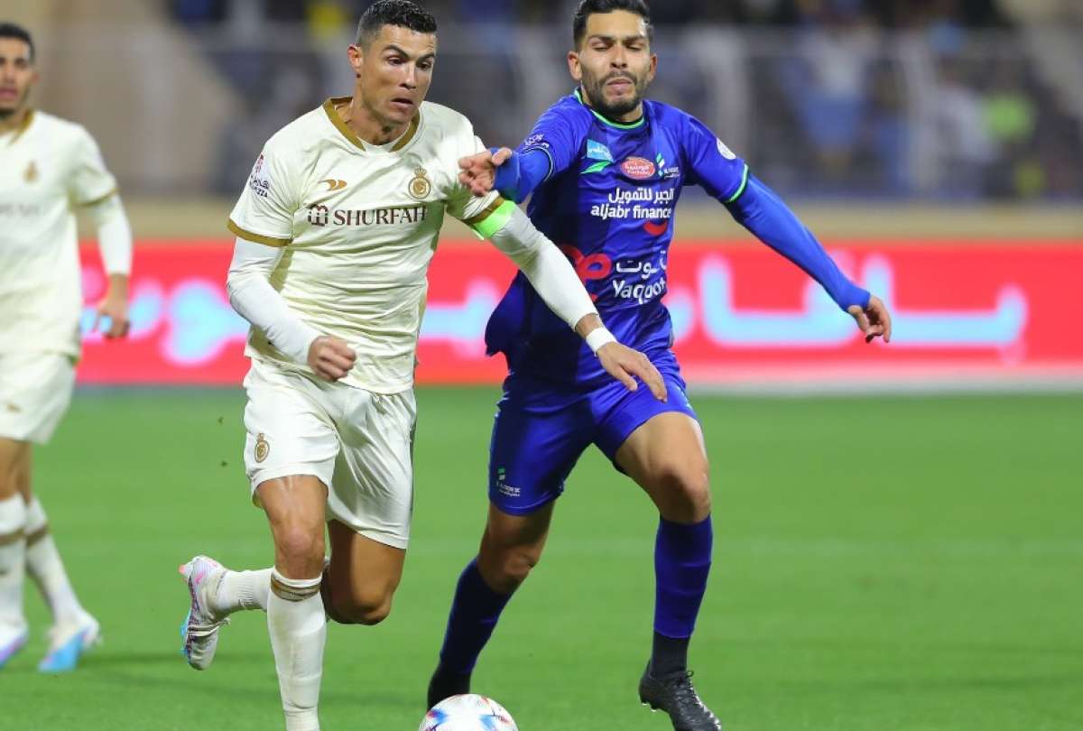 Cristiano Ronaldo (izq.) en el partido con el Al Fateh, por la Liga de Arabia Saudita.