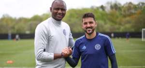 El delantero espa&ntilde;ol David Villa (der.) junto con el entrenador del New York City, Patrick Vieira, tras anunciar su renovaci&oacute;n con los estadounidenses.