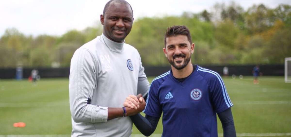El delantero espa&ntilde;ol David Villa (der.) junto con el entrenador del New York City, Patrick Vieira, tras anunciar su renovaci&oacute;n con los estadounidenses.