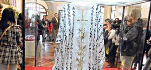 La casulla que vestir&aacute; el Sumo Pont&iacute;fice en la eucarist&iacute;a que celebrar&aacute; en el Bicentenario, en Quito, fue tejida con la t&eacute;cnica artesanal conocida como ikat. Foto: Fernando Machado / El Tel&eacute;grafo