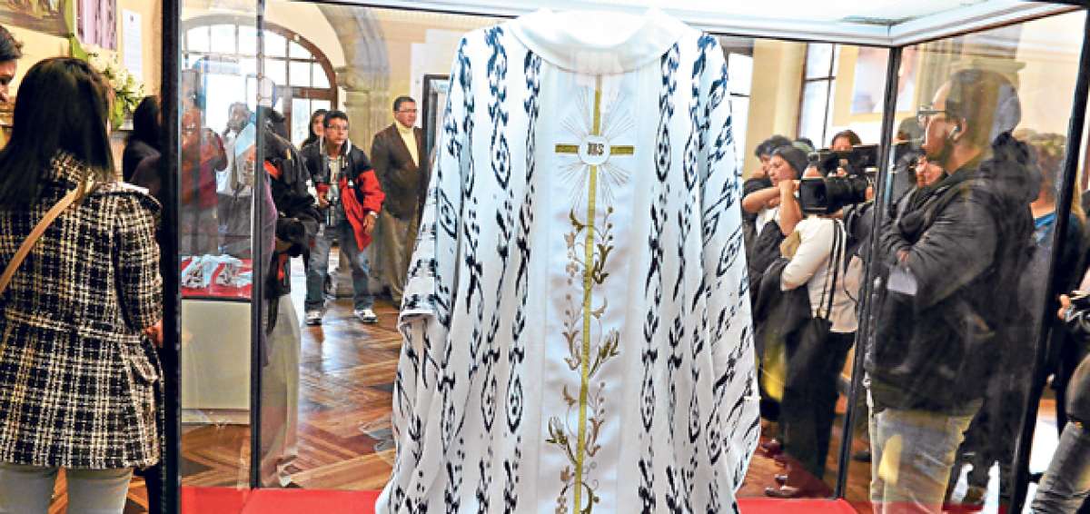 La casulla que vestir&aacute; el Sumo Pont&iacute;fice en la eucarist&iacute;a que celebrar&aacute; en el Bicentenario, en Quito, fue tejida con la t&eacute;cnica artesanal conocida como ikat. Foto: Fernando Machado / El Tel&eacute;grafo