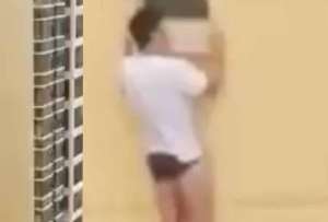 En el video, grabado desde el exterior, se escucha a una mujer advertir sobre la presencia de un hombre colgando.