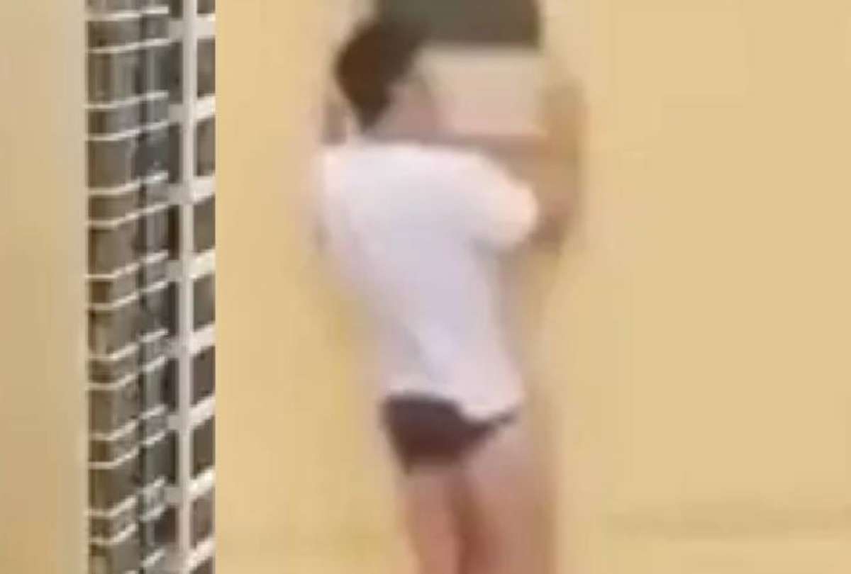 En el video, grabado desde el exterior, se escucha a una mujer advertir sobre la presencia de un hombre colgando.