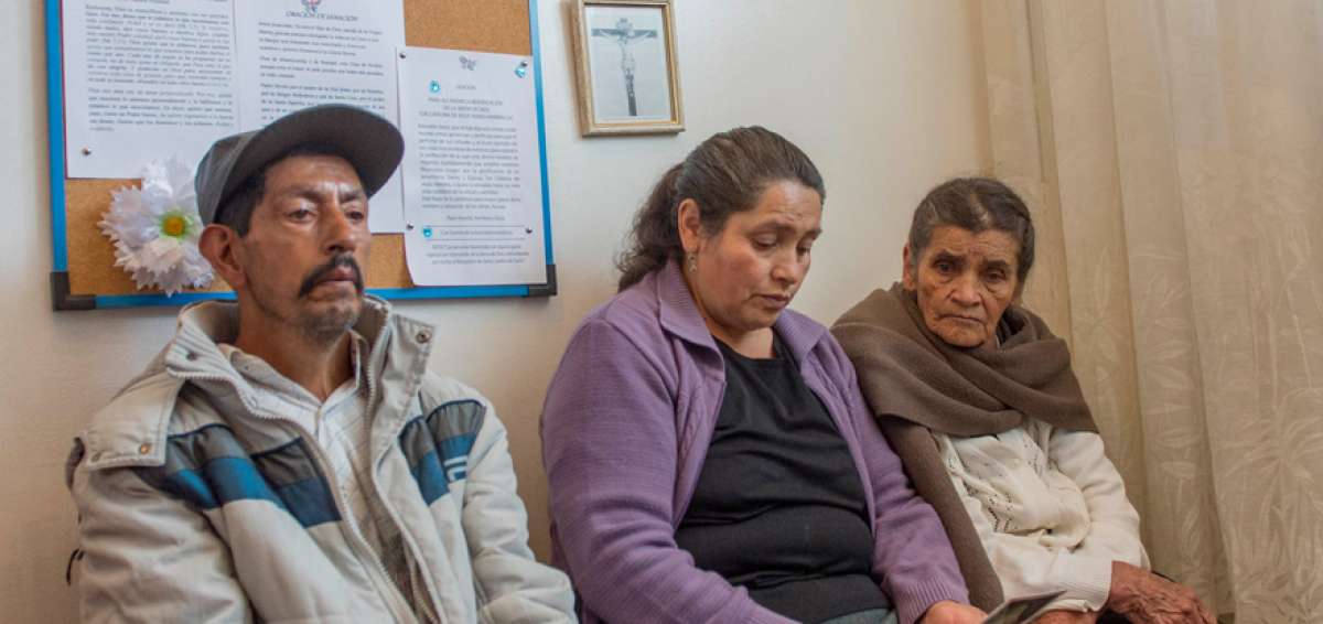 Para sentarse en la banca milagrosa basta con presentar la c&eacute;dula de identidad a la persona que cuida que el mueble no sea da&ntilde;ado ni desaparezca.