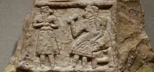 La princesa mesopot&aacute;mica Enheduanna es considerada la autora de varias obras religiosas que daban alabanzas a las diosas de la luna y el amor. 