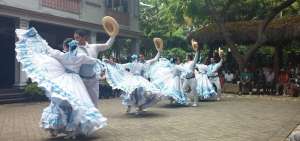 Entre danza y amorfinos se celebr&oacute; el D&iacute;a del Padre