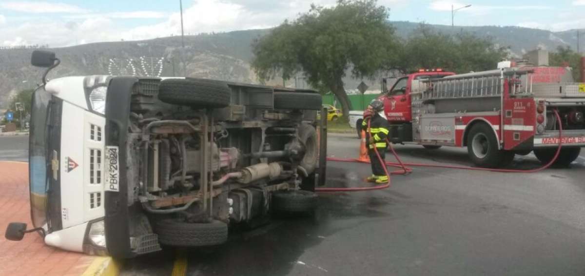 Bomberos acudieron a la emergencia, suscitado en la avenida Manuel C&oacute;rdova Galarza.