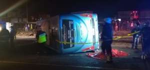 El accidente caus&oacute; el volcamiento del veh&iacute;culo de pasajeros y del tr&aacute;iler.