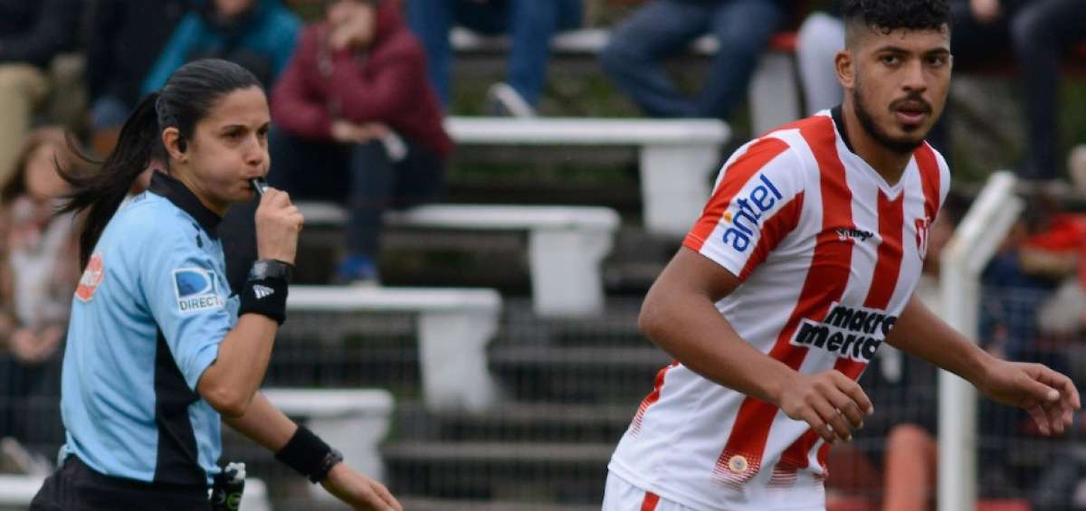 Claudia Umpi&eacute;rrez destaca por su car&aacute;cter en&eacute;rgico a la hora de tomar decisiones en el campo de juego.
