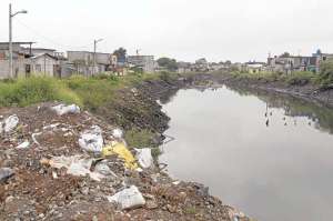 En las riberas del estero Mogoll&oacute;n a&uacute;n se observan desechos de construcciones y fundas. La Febres Cordero es una de las zonas m&aacute;s afectadas. Foto: Jos&eacute; Mor&aacute;n | El Tel&eacute;grafo