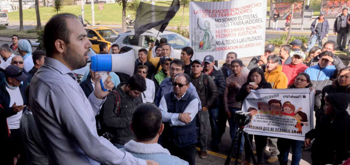 Grupo de trabajadores recibieron el mi&eacute;rcoles pasado la noticia de la eliminaci&oacute;n del techo de utilidades en los bajos de la Corte Constitucional. 
