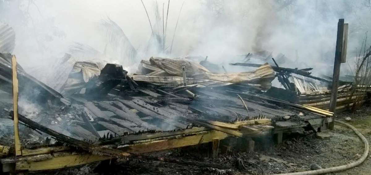 Fuego destruye dos viviendas en un barrio esmeralde&ntilde;o