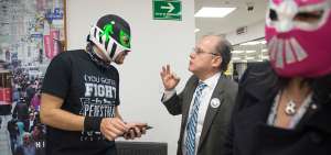 Activistas mexicanos de la Liga Mundial del Peat&oacute;n (Peatonito) trasladaron su lucha hasta Quito para crear conciencia sobre la importancia de respetar los derechos de las personas que se movilizan a pie.