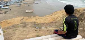 &rarr;Desde una loma en Engabao, un ni&ntilde;o observa la playa donde se aparcan las fibras de los pescadores. El paisaje es apetecido por empresarios, pues los terrenos en disputa est&aacute;n ubicados al pie del mar.