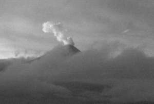 Volcán Cotopaxi genera nube de gas y ceniza