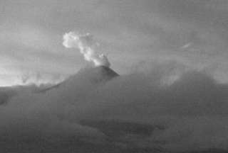 Volcán Cotopaxi genera nube de gas y ceniza