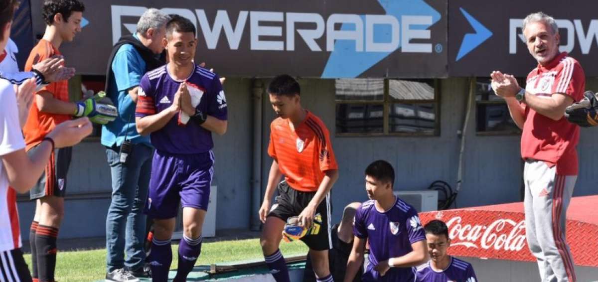 Los 12 j&oacute;venes jugadores de 11 a 16 a&ntilde;os y su entrenador de 25 a&ntilde;os, estuvieron acompa&ntilde;ados por cada uno de sus padres. Hab&iacute;an llegado el viernes a Buenos Aires por invitaci&oacute;n del Comit&eacute; Ol&iacute;mpico Internacional (COI).