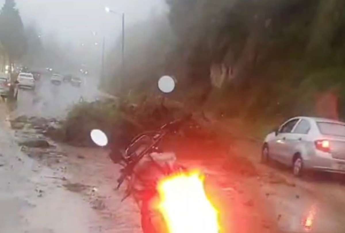 Emergencia por deslizamiento de tierra en la Sim&oacute;n Bol&iacute;var moviliz&oacute; a varias entidades