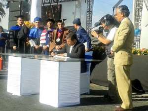 El mandatario firm&oacute; hoy el Decreto Ejecutivo para la designaci&oacute;n de la Comisi&oacute;n Gestora, que tendr&aacute; a cargo la administraci&oacute;n de la universidad. Foto: Twitter Presidencia de la Rep&uacute;blica
