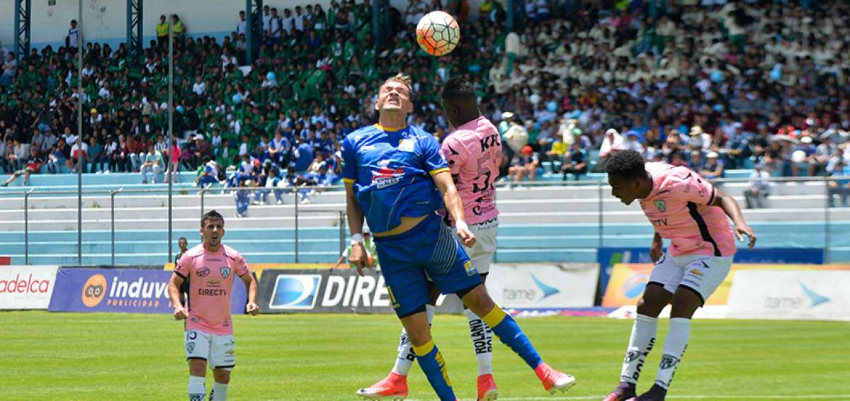 El delantero Carlos Garc&eacute;s (de azul),del Delf&iacute;n, disputa un bal&oacute;n a&eacute;reo con el volante Sebasti&aacute;n M&eacute;ndez, del equipo de Sangolqu&iacute;, durante el encuentro de este viernes