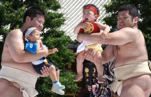 Luchadores de sumo hacen llorar a los ni&ntilde;os en Jap&oacute;n