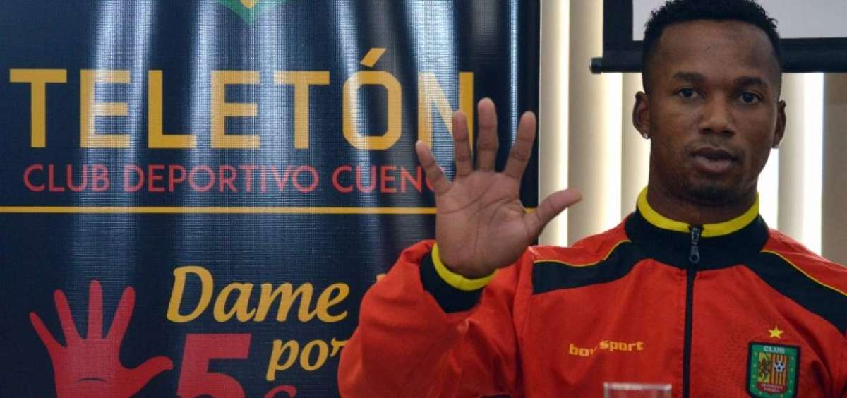 El delantero y goleador de Deportivo Cuenca, Walter Chal&aacute;, promociona la campa&ntilde;a del club &lsquo;Dame tus 5&rsquo; que se realizar&aacute; el 23 de septiembre.