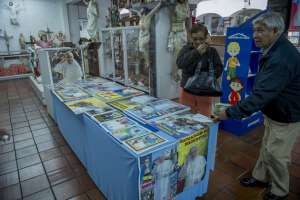 Los fieles cat&oacute;licos se congregan en los establecimientos para buscar art&iacute;culos con la imagen del Papa. Foto: Fernando Sandoval / EL TEL&Eacute;GRAFO