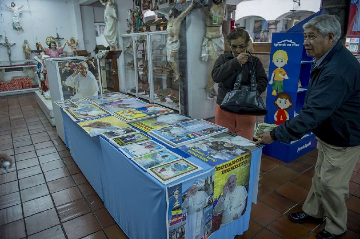 Los fieles cat&oacute;licos se congregan en los establecimientos para buscar art&iacute;culos con la imagen del Papa. Foto: Fernando Sandoval / EL TEL&Eacute;GRAFO