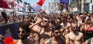 Decenas de miles de personas participan en la Gay Pride de Tel Aviv