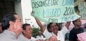 Pese a las protestas desatadas en las principales ciudades del pa&iacute;s, los ahorros permanecieron congelados y luego se pagaron en certificados de dep&oacute;sitos.