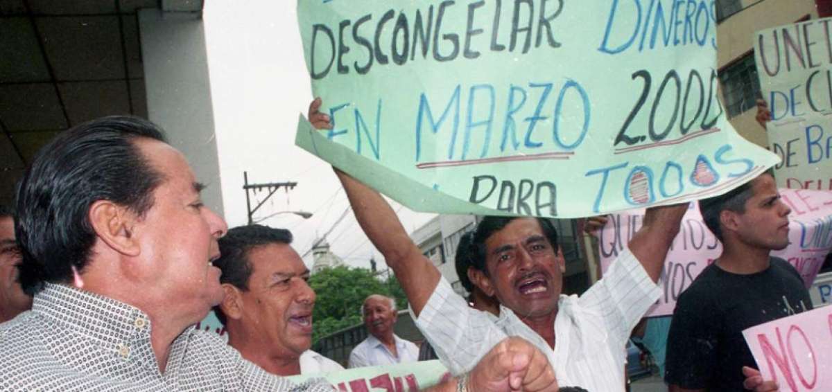 Pese a las protestas desatadas en las principales ciudades del pa&iacute;s, los ahorros permanecieron congelados y luego se pagaron en certificados de dep&oacute;sitos.