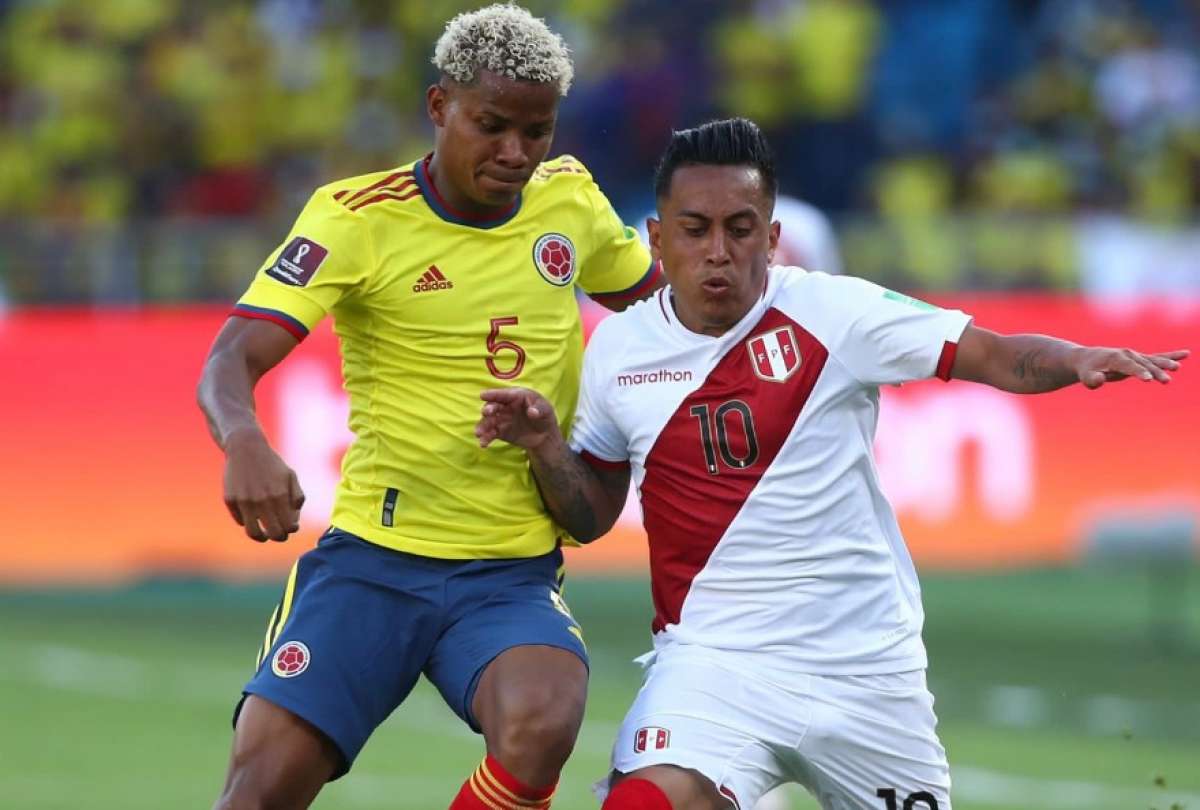 Cristian Cueva (der.) busca el balón ante la marca del colombiano Wilmar Barrios