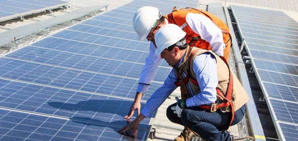 Foto referencial sobre proyectos de energ&iacute;a limpia en Chile.