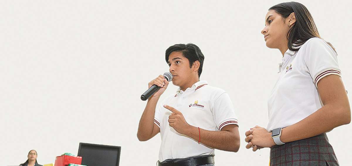 Sebasti&aacute;n Navarrete, de 17 a&ntilde;os, y Joselyn Narv&aacute;ez, de 16, expusieron su proyecto Alfabetizaci&oacute;n digital y multimedia. Ellos, que obtuvieron el primer lugar, representaron al colegio La Moderna.