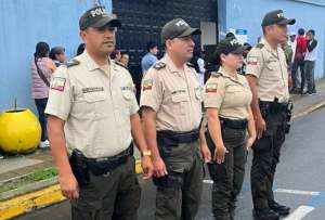 La Policía Nacional se ha desplegado para verificar las amenazas de bomba y por eso fueron descartadas.