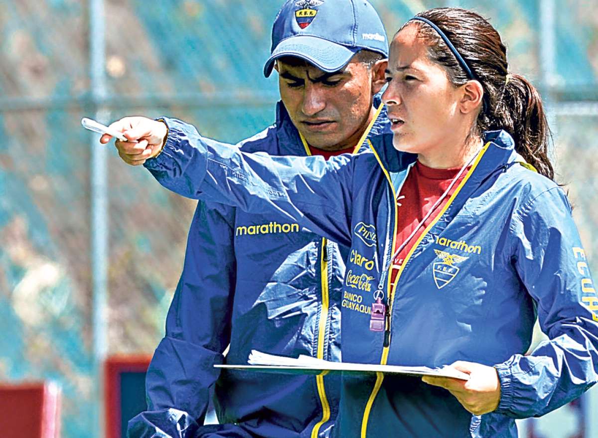 La entrenadora Vanessa Ar&aacute;uz da indicaciones a sus dirigidas junto a su asistente t&eacute;cnico Diego Barreto, durante una pr&aacute;ctica en la Casa de la Selecci&oacute;n. Foto: &Aacute;lvaro P&eacute;rez