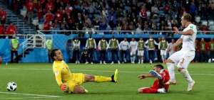 Xherdan Shaqiri definiendo ante el portero Vladimir Stojkovic sobre el final del encuentro.