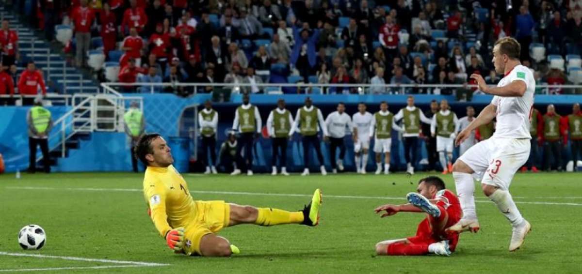 Xherdan Shaqiri definiendo ante el portero Vladimir Stojkovic sobre el final del encuentro.
