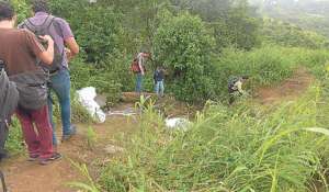 En la parte lateral de la Espol hay un camino en medio de la maleza -hecho de piedras- que lleva a los alumnos directo a la parada de la l&iacute;nea 156. Foto: Alfredo Piedrah&iacute;ta / El Tel&eacute;grafo