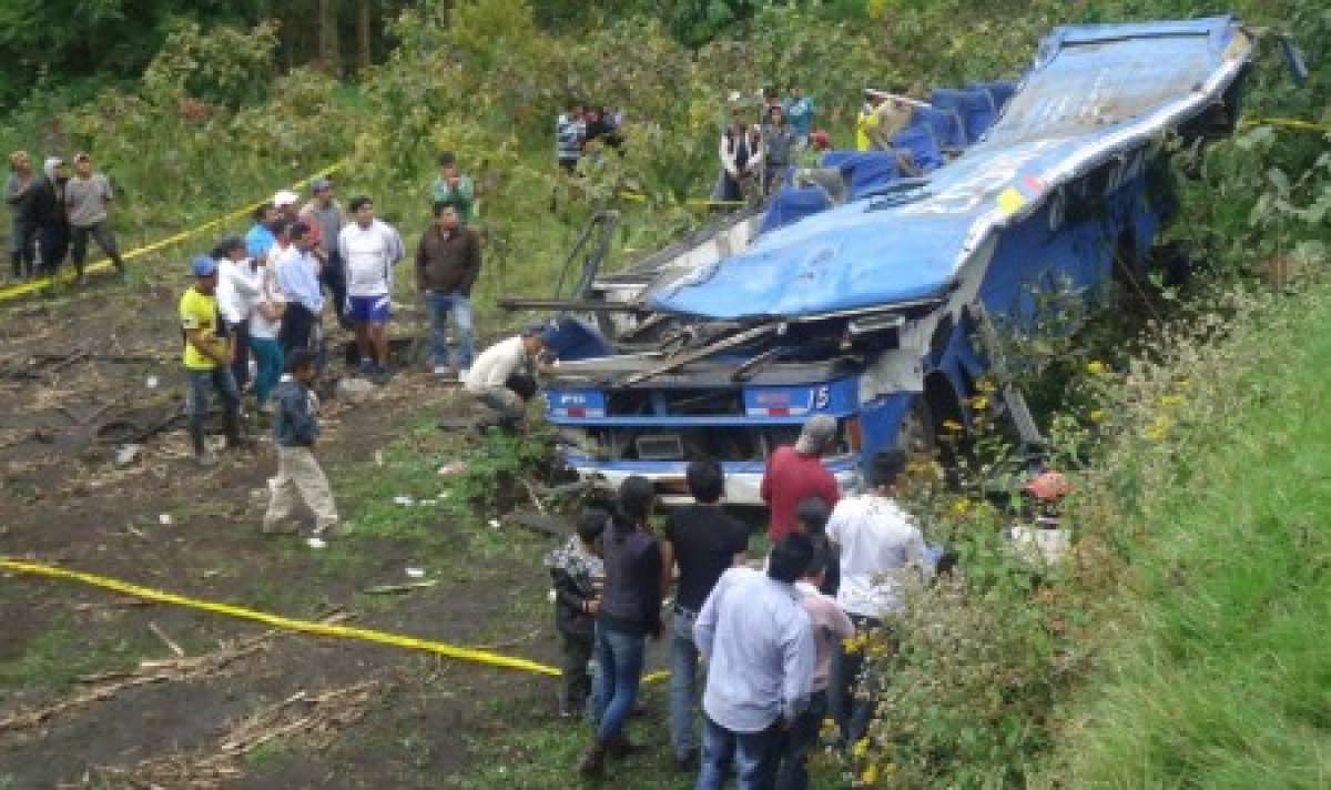 El automotor dio varias vueltas de campana al caer por la pendiente y qued&oacute; destrozado. Foto: Elizabeth Maggi para El Tel&eacute;grafo 