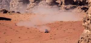 Fernando Alonso levanta su moral en el Dakar