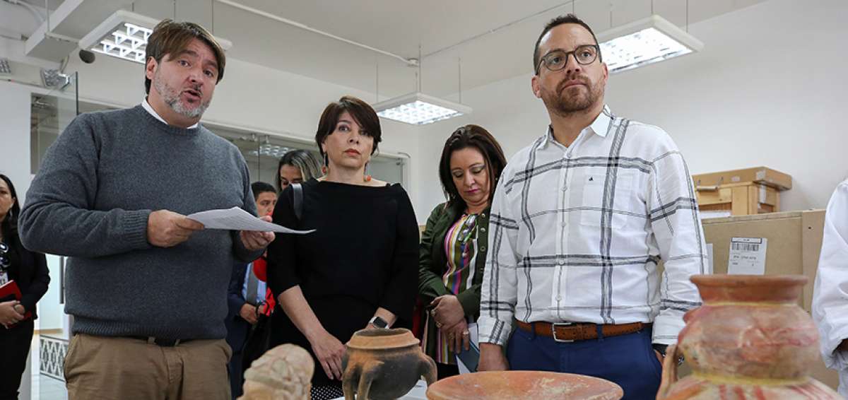 El director del INPC, Joaqu&iacute;n Moscoso (i), explica sobre la recuperaci&oacute;n de las piezas al ministro de Cultura y Patrimonio, Juan Fernando Velasco (d), en la capital del pa&iacute;s.