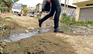 Vecinos del bloque 3 de Flor de Basti&oacute;n tienen que caminar por las calles polvorientas y esquivar charcos porque no tienen alcantarillado ni pavimentaci&oacute;n. Foto: Miguel Castro / El Tel&eacute;grafo.