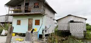  Con cada movimiento tel&uacute;rico o r&eacute;plica, varias de las viviendas en Mompiche se hunden m&aacute;s porque el terreno es inestable y fue rellenado.
