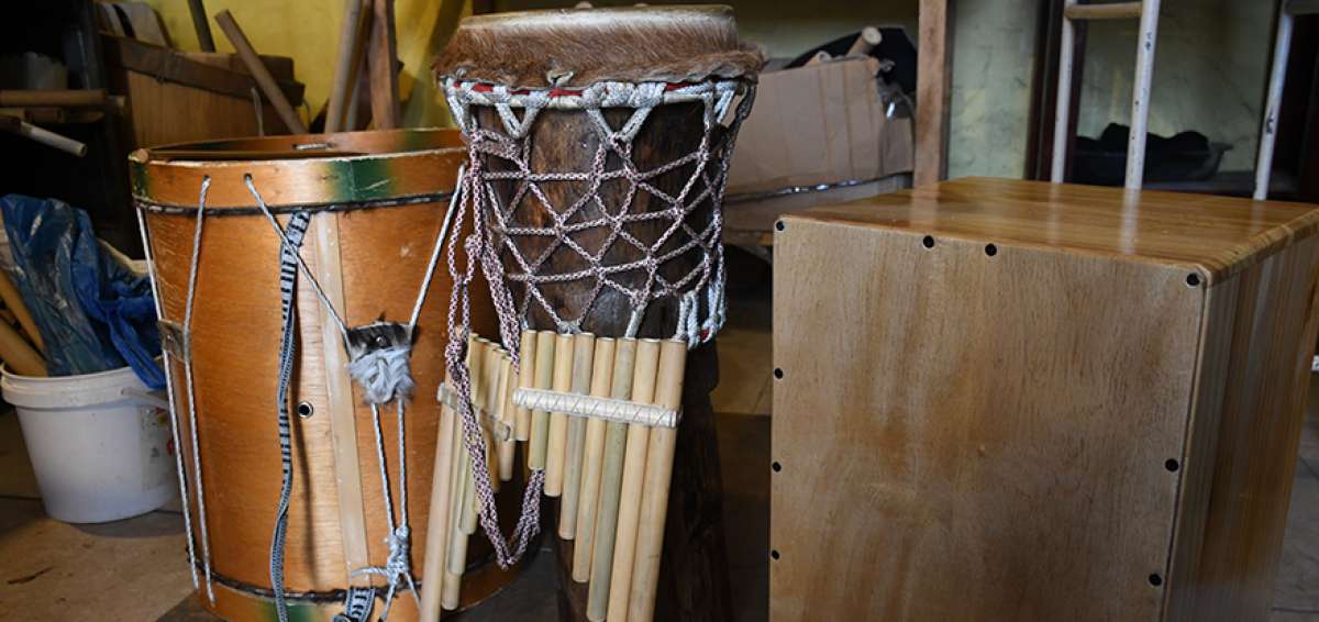 Tambores, zampo&ntilde;as, cajas ca&ntilde;aris, entre otros instrumentos, son el fruto del trabajo de este luthier que tiene su taller en El Vado.