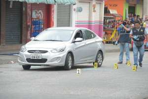 Las primeras informaciones se&ntilde;alan que la v&iacute;ctima se movilizaba en un auto plateado. Foto: Eduardo Escobar / El Tel&eacute;grafo 