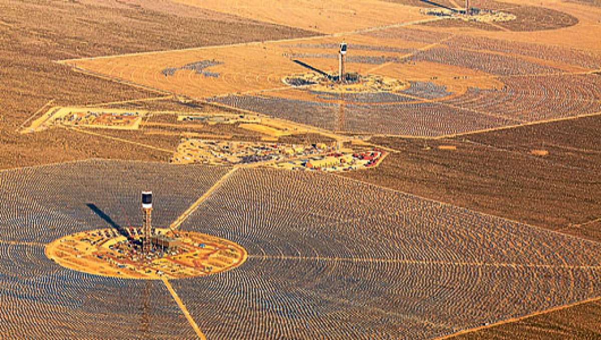 El gigantesco complejo Ivanpah est&aacute; ubicado en el desierto de Mojave. La instalaci&oacute;n es la primera en utilizar la innovadora tecnolog&iacute;a de torre solar. Foto: Internet.