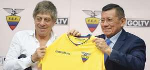 Francisco &lsquo;Paco&rsquo; Casal (i) y el presidente de la FEF, Carlos Villac&iacute;s.