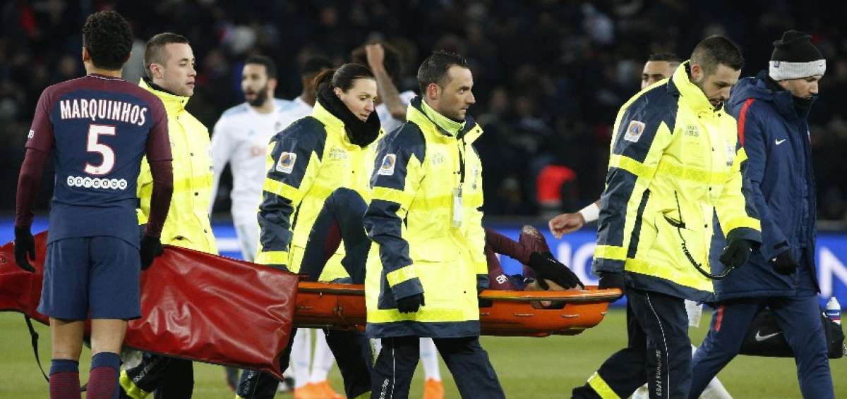 Neymar sale en camilla ante Marsella a diez d&iacute;as de enfrentar a Real Madrid